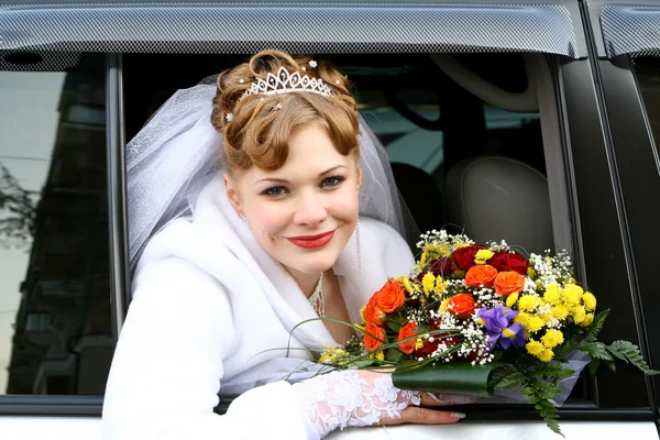 Невеста в машине — стоковое фото
