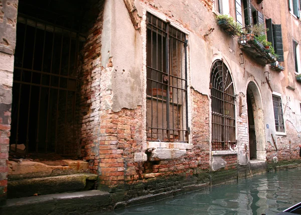 Venedig, Tür an Straße — Stockfoto