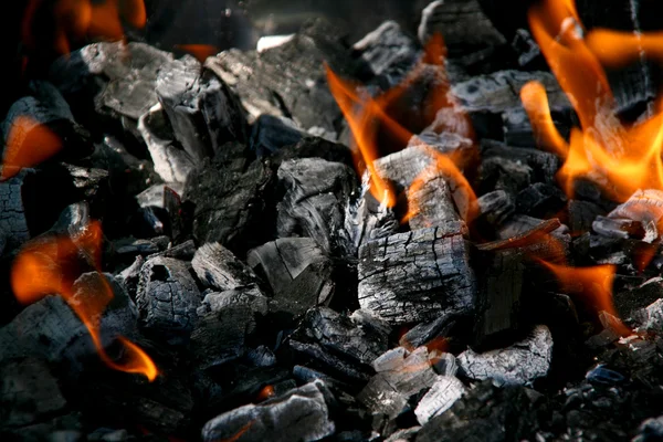 Holzkohle mit Feuer — Stockfoto