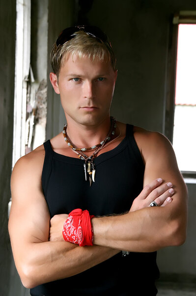 Человек в красном шарфе
