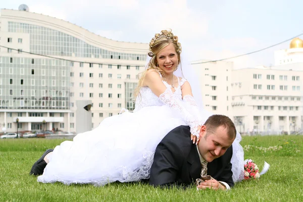 Braut sitzt auf dem Bräutigam — Stockfoto