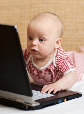 bir dizüstü bilgisayar ile oynayan bebek