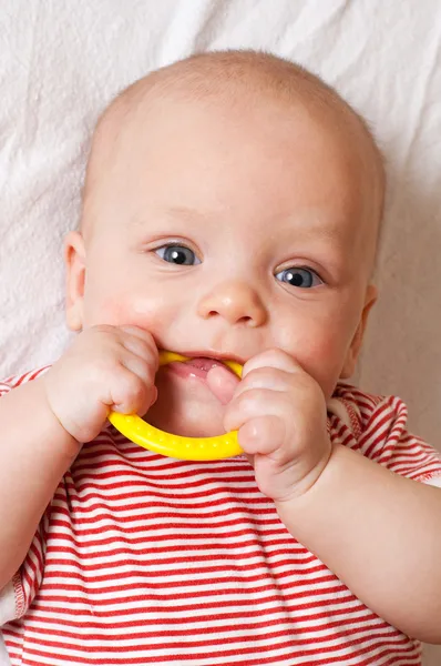 Lindo bebé con un anillo de dentición — Foto de Stock