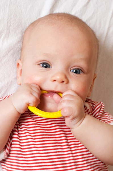 Χαριτωμένο μωρό με ένα δαχτυλίδι οδοντοφυΐας — Φωτογραφία Αρχείου