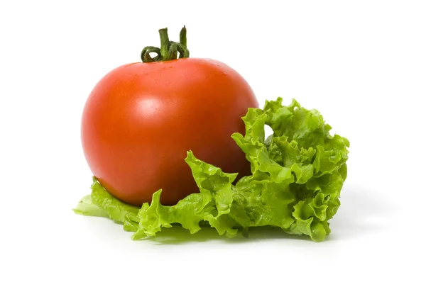Tomate auf einem Blatt Salat isoliert — Stockfoto