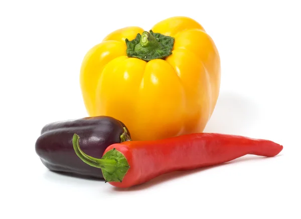 Gul og rød peber med aubergine isoleret - Stock-foto