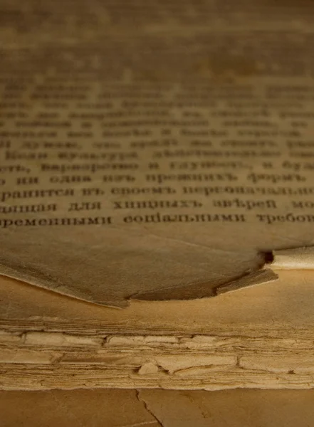 スラヴ語テキストと古い本のずたずたに裂かれたページの背景 — ストック写真