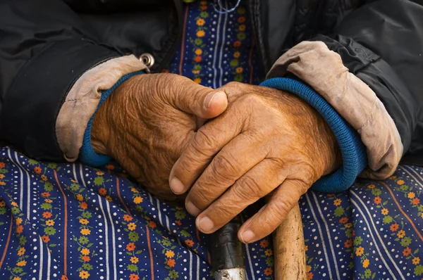 Händerna på gamla fattiga kvinnan — Stockfoto
