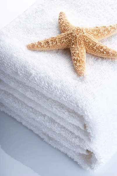 Fehér törölközők és tengeri csillag — Stock Fotó