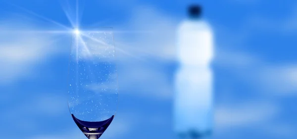 Mineralvatten Och Flaska Med Solen Ljusreflektion Glas Rim — Stockfoto