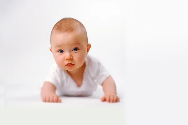 Faccia Del Bambino Con Gli Occhi Azzurri Sul Tappeto Bianco Immagine Stock