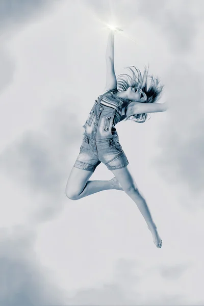 Vliegende meisje — Stockfoto