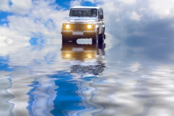 Geländewagen Fährt Ins Wasser — Stockfoto