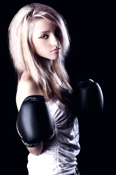 Retrato de la joven rubia atractiva en guantes deportivos —  Fotos de Stock