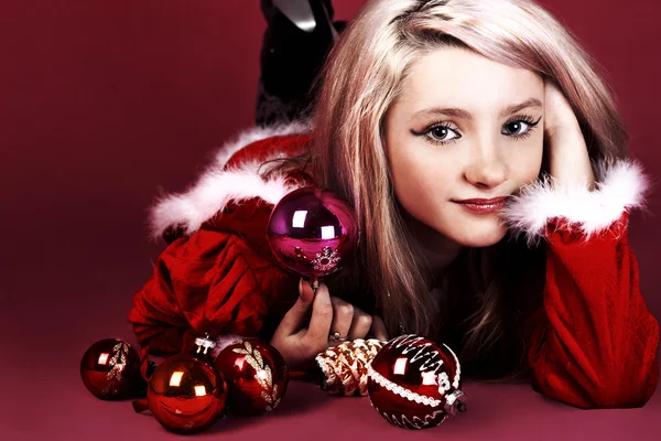 Porträt der schönen sexy Mädchen trägt Weihnachtsmann-Klamotten auf rotem Hintergrund — Stockfoto