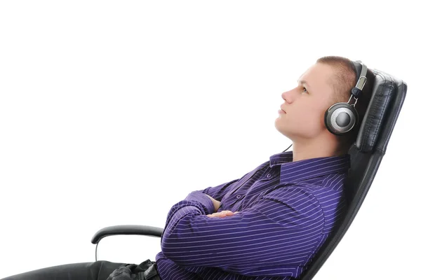 Homme avec écouteurs écoutant de la musique — Photo