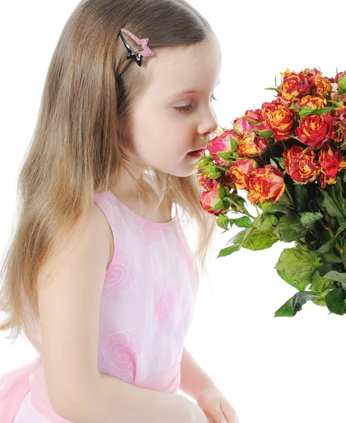 Маленькая девочка с розой . — стоковое фото