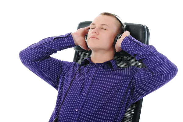 Man met koptelefoon die naar muziek luistert — Stockfoto