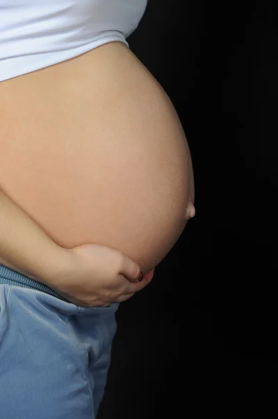 Mooie jonge zwangere vrouw — Stockfoto