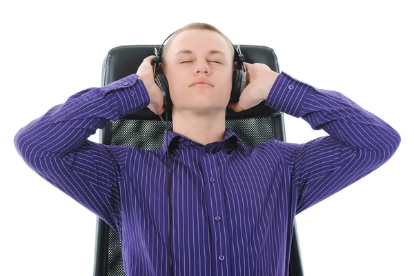 Férfi fülhallgatóval zenét hallgatni — Stock Fotó