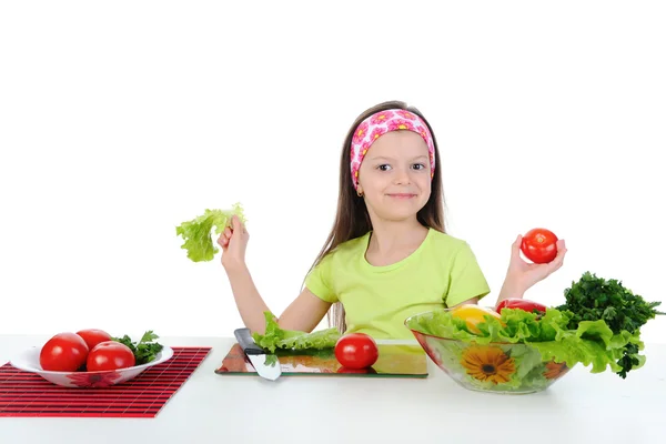 Menina cortar tomates na mesa — Fotografia de Stock