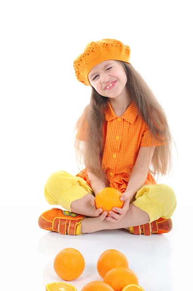 Grappig meisje met sinaasappelen. — Stockfoto