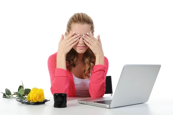 Плачущая женщина за компьютером — стоковое фото