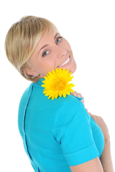 Giovane donna con un fiore giallo. — Foto Stock
