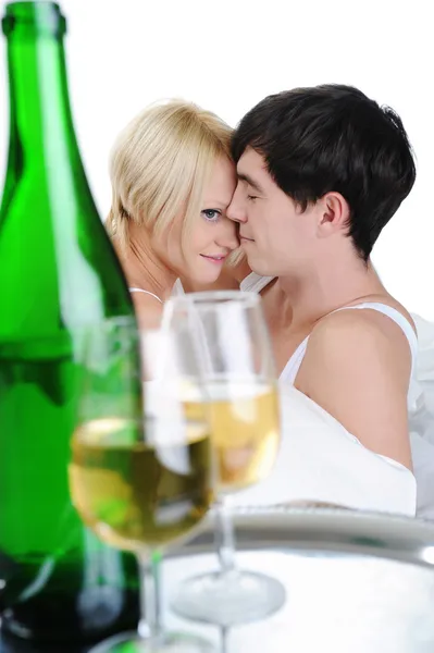 Giovane coppia bere champagne a letto — Foto Stock
