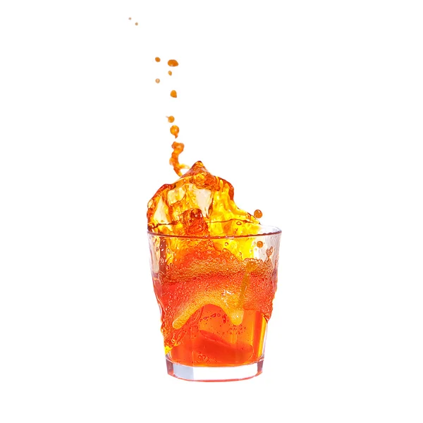 Spritzer in einem Glas mit Eis auf weißem Hintergrund — Stockfoto