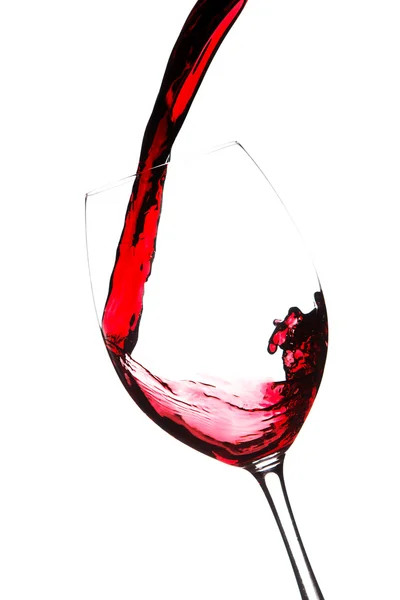 Rode wijn wordt gegoten in een glas. Close-up. geïsoleerd op witte achterzijde — Stockfoto