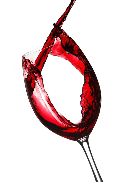 Красное вино наливают в бокал. Крупный план. Изолированный на белой спине — стоковое фото