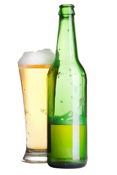 啤酒瓶和玻璃上白色隔离 — 图库照片