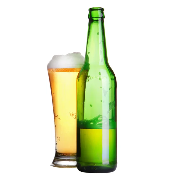 Μπυρα στην μπουκαλα με ΠΟΤΗΡΙ που απομονώνονται σε λευκό — Φωτογραφία Αρχείου