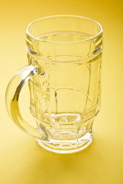 Leerer Bierkrug auf gelbem Hintergrund — Stockfoto