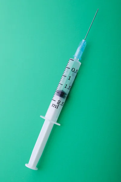 Medical syringe. First aid. On a green background. — Stock Photo, Image