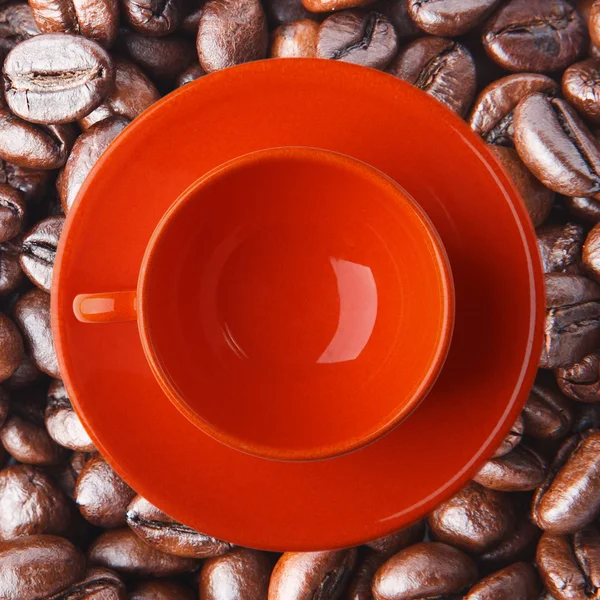 Copo de laranja nos grãos de café. Fechar — Fotografia de Stock
