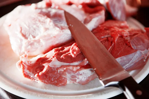 Несколько кусочков свежей свинины на разделочной доске с ножом, ша — стоковое фото