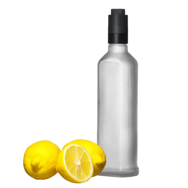 冷たい瓶ウォッカ、レモン添え — ストック写真
