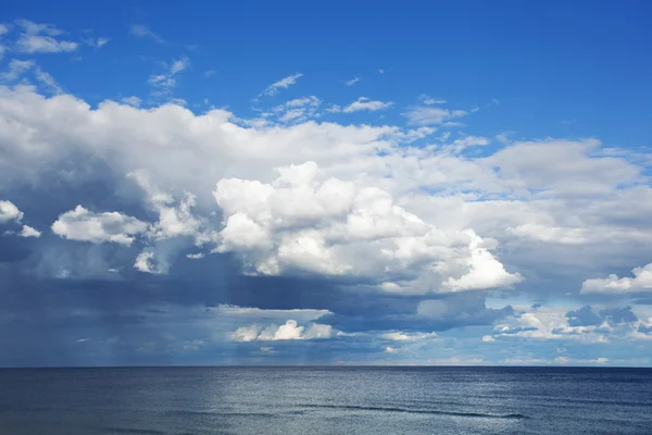 Прекрасные белые пушистые облака в голубом небе — стоковое фото