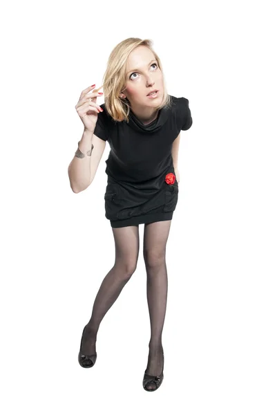 Jovem mulher atraente em vestido preto — Fotografia de Stock