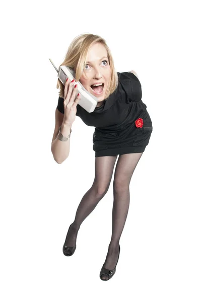 Jovem loira atraente em vestido preto falando no telefone — Fotografia de Stock