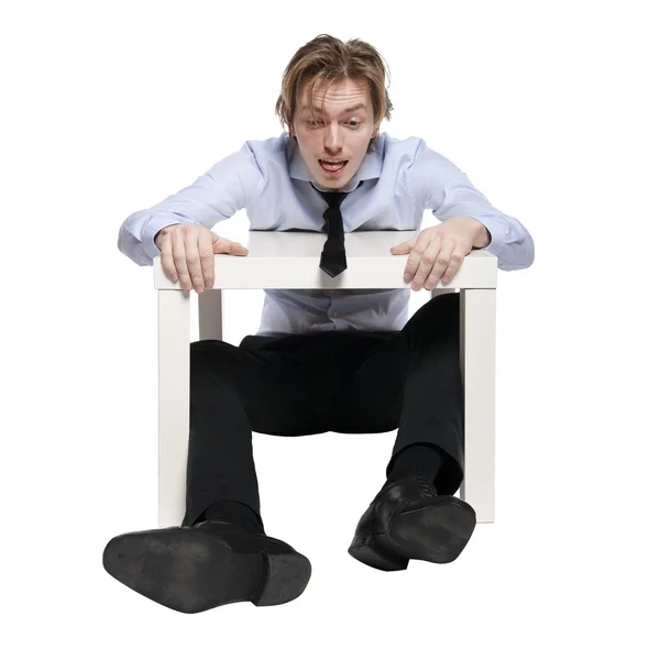 Joven Hombre Negocios Oficinista Estudiante Sentado Una Pequeña Mesa Divertida —  Fotos de Stock