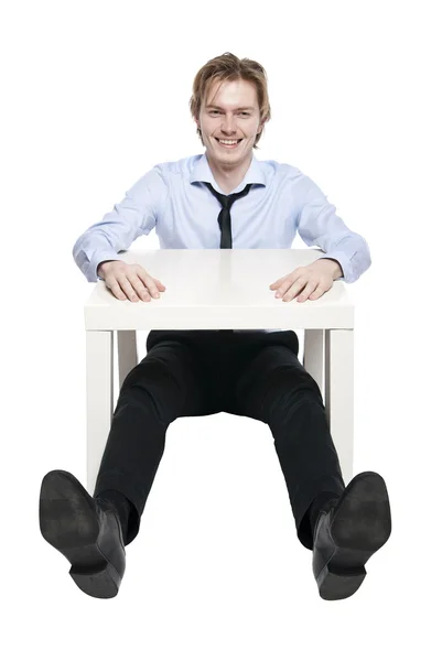 若いビジネスマン オフィス ワーカーや面白い小さなテーブルに座って学生 分離されたスタジオの写真 — ストック写真