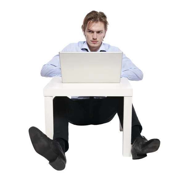 Ung affärsman, kontorist eller doktorand med laptop — Stockfoto
