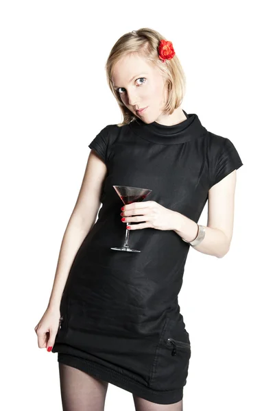 Junge attraktive Frau hält ein Glas Rotwein in der Hand — Stockfoto