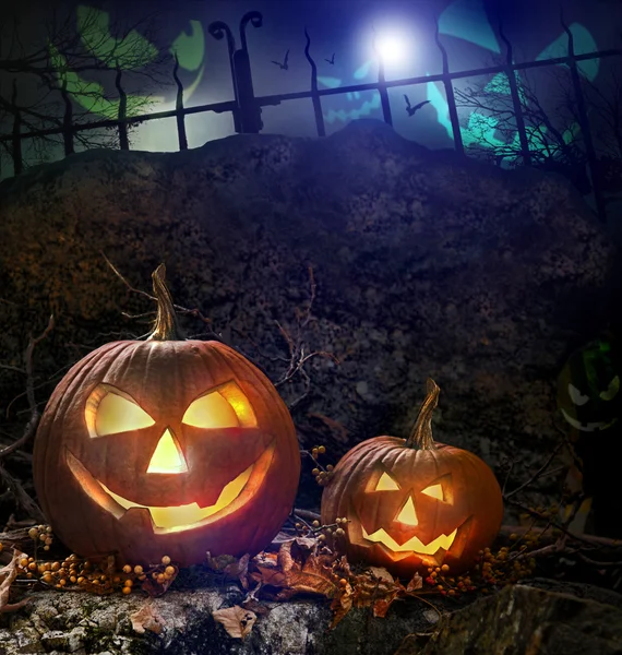 Abóboras de Halloween em rochas à noite — Fotografia de Stock