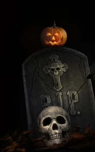 Spooky gravsten med skalle och pumpa på svart — Stockfoto
