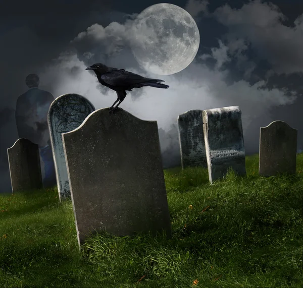Kyrkogården med gamla gravstenar och månen — Stockfoto