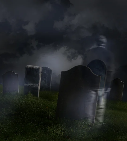 Homem fantasmagórico vagando em um velho cemitério — Fotografia de Stock